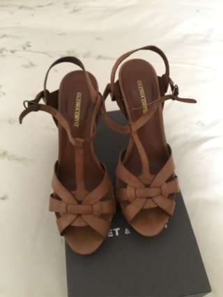 Sandalias piel de tacón con tiras.
