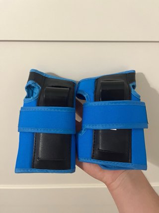 Casco azul, rodilleras, coderas, muñequeras.