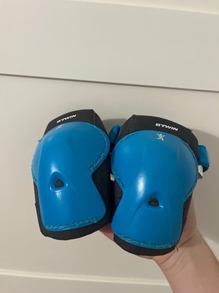 Casco azul, rodilleras, coderas, muñequeras.