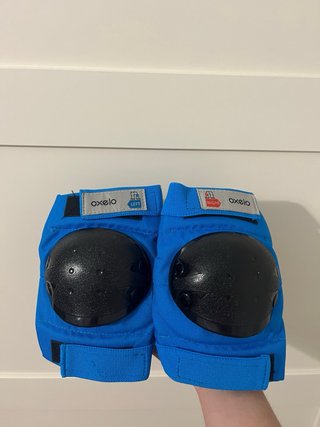 Casco azul, rodilleras, coderas, muñequeras.