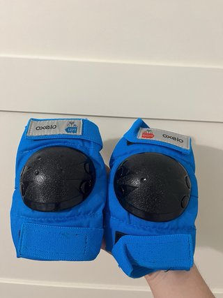 Casco azul, rodilleras, coderas, muñequeras.
