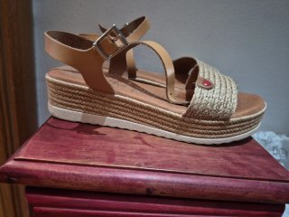 Sandalias juveniles beige y marrón,
