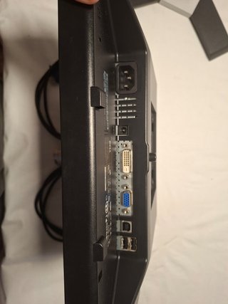 Monitor Dell 19 con cables VGA y DVI