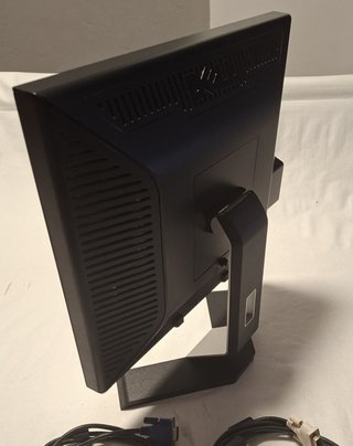 Monitor Dell 19 con cables VGA y DVI