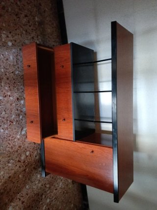 Mueble de entrada con cajones, leja y armario.
