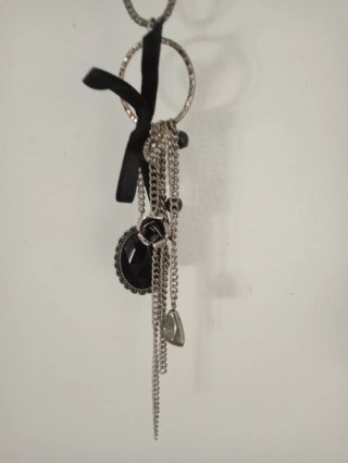 Collar con colgante de lazo y piedras