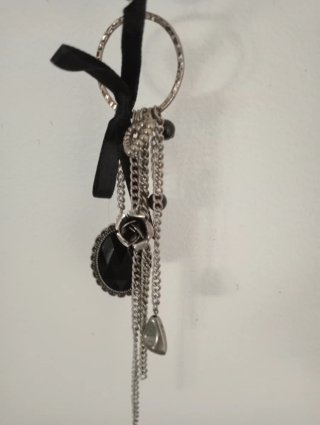 Collar con colgante de lazo y piedras