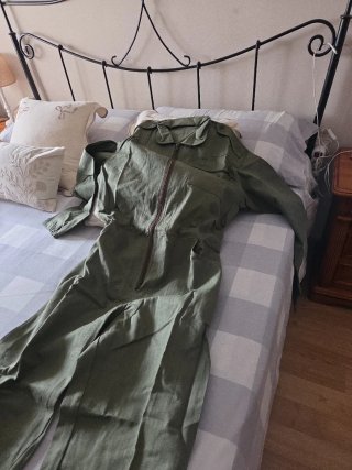 Mono de trabajo militar verde