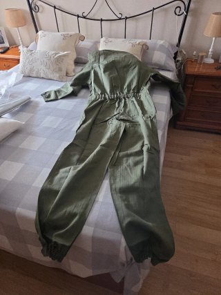 Mono de trabajo militar verde