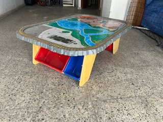 Mesa juego tren con bandejas