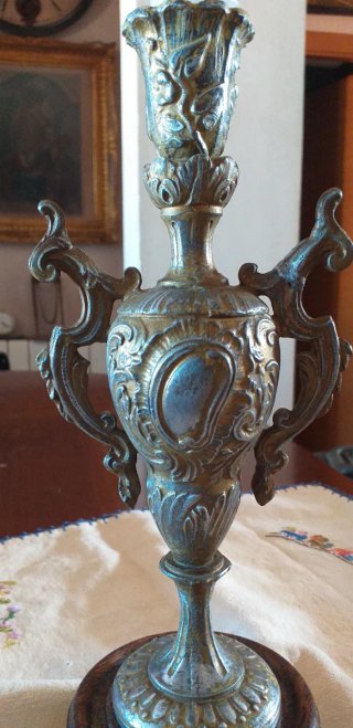 Candelabro antiguo de bronce