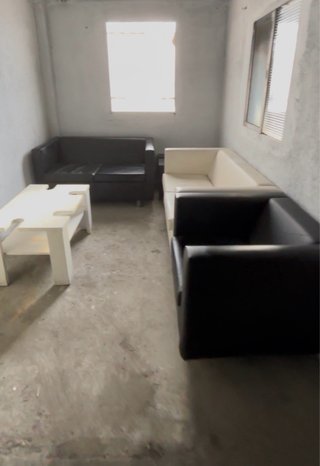Conjunto sofás y mesa.