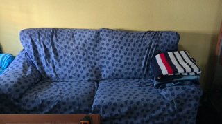 Sofá azul con funda.