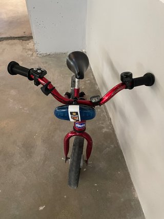 Bicicleta de equilibrio Chicco roja con sirena