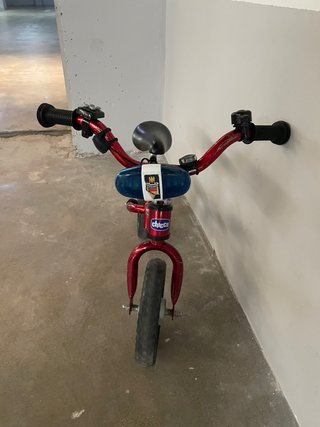 Bicicleta de equilibrio Chicco roja con sirena