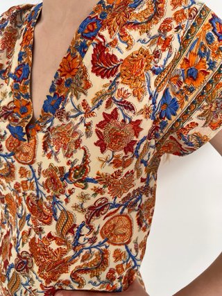 Blusa seda cuello pico estampada