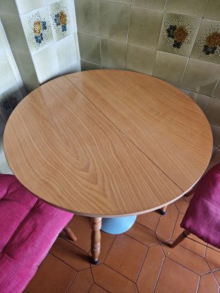 Mesa redonda y 3 sillas de cocina