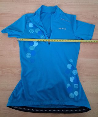 Conjunto deportivo azul y negro