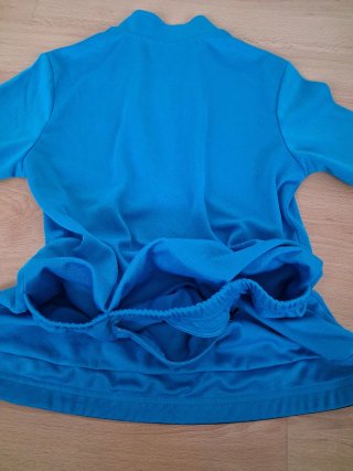 Conjunto deportivo azul y negro