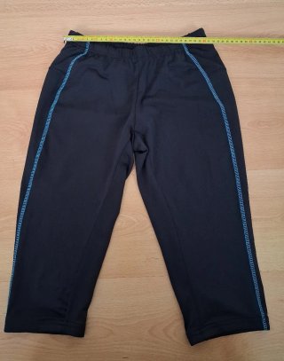 Conjunto deportivo azul y negro