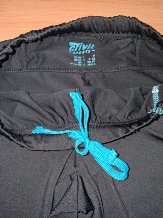 Conjunto deportivo azul y negro