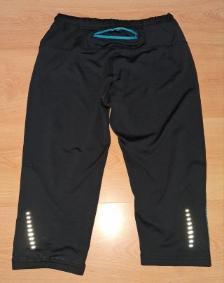Conjunto deportivo azul y negro