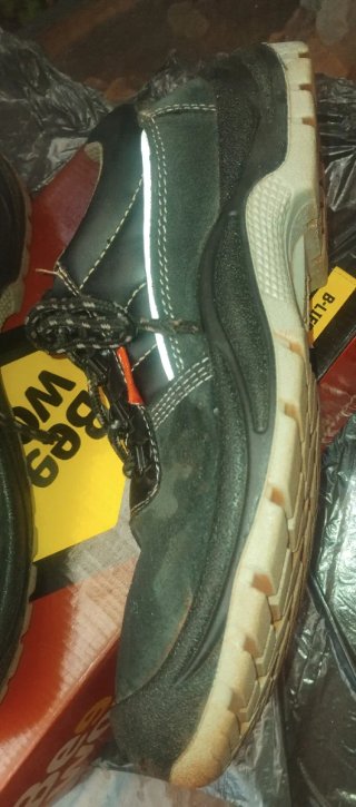 Zapatos de seguridad negros y grises