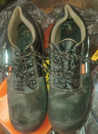 Zapatos de seguridad negros y grises