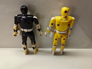 Figuras Goku y Power Rangers