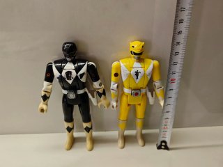 Figuras Goku y Power Rangers