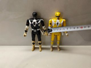 Figuras Goku y Power Rangers