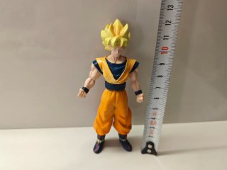 Figuras Goku y Power Rangers