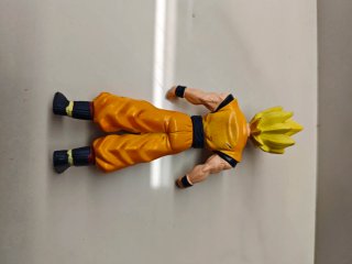 Figuras Goku y Power Rangers