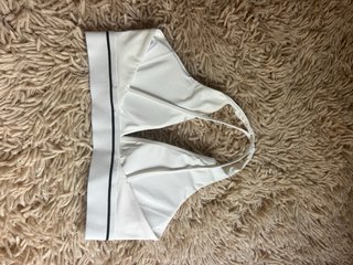 Conjunto deportivo Alo Yoga blanco y negro