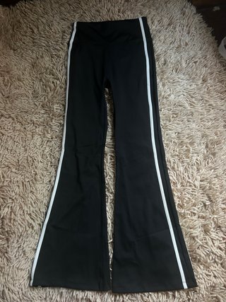 Conjunto deportivo Alo Yoga blanco y negro