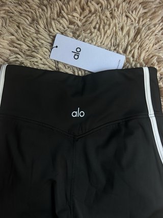 Conjunto deportivo Alo Yoga blanco y negro
