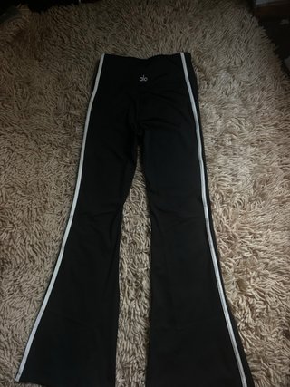 Conjunto deportivo Alo Yoga blanco y negro