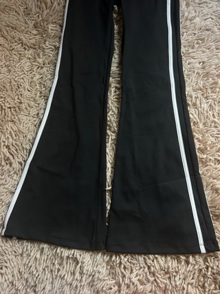Conjunto deportivo Alo Yoga blanco y negro