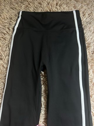 Conjunto deportivo Alo Yoga blanco y negro
