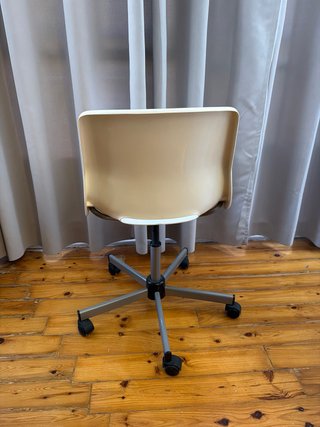 Silla de escritorio giratoria blanca