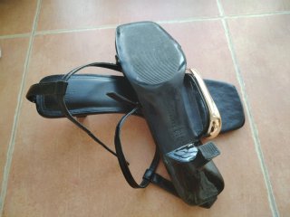 Sandalias negras tacón bajo doradas
