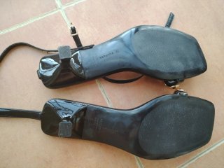 Sandalias negras tacón bajo doradas
