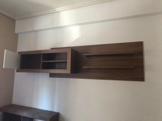 Mueble de salón moderno madera y blanco