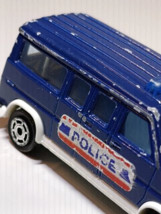 FURGON POLICÍA 1/64 MAJORETTE
