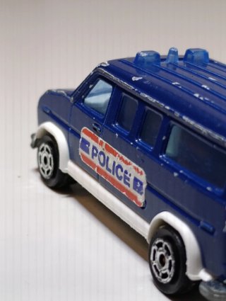 FURGON POLICÍA 1/64 MAJORETTE
