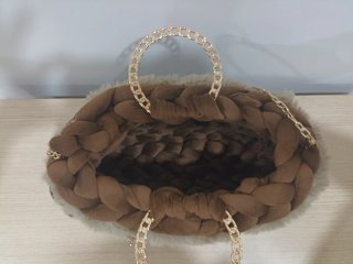 Borsa clutch marrone con dettagli oro.