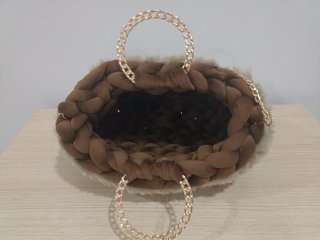 Borsa clutch marrone con dettagli oro.