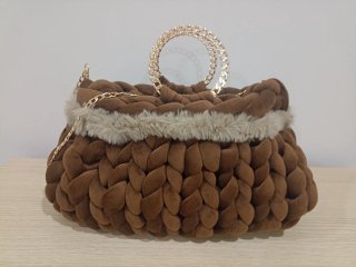 Borsa clutch marrone con dettagli oro.