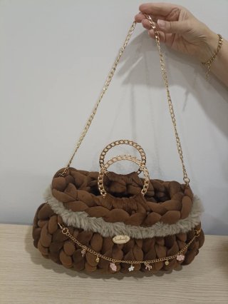 Borsa clutch marrone con dettagli oro.