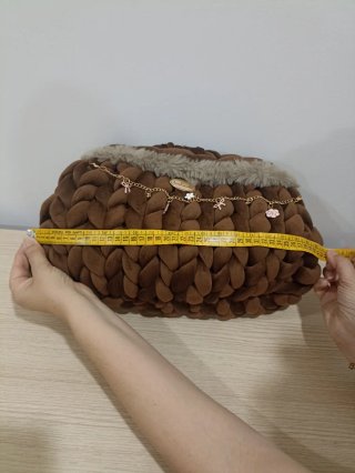 Borsa clutch marrone con dettagli oro.